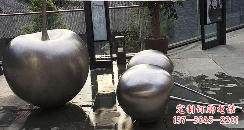 贵州樱桃雕塑点缀步行街美丽景观