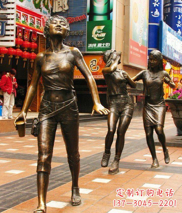 贵州步行街逛街的女孩以铜雕的形式永久保存