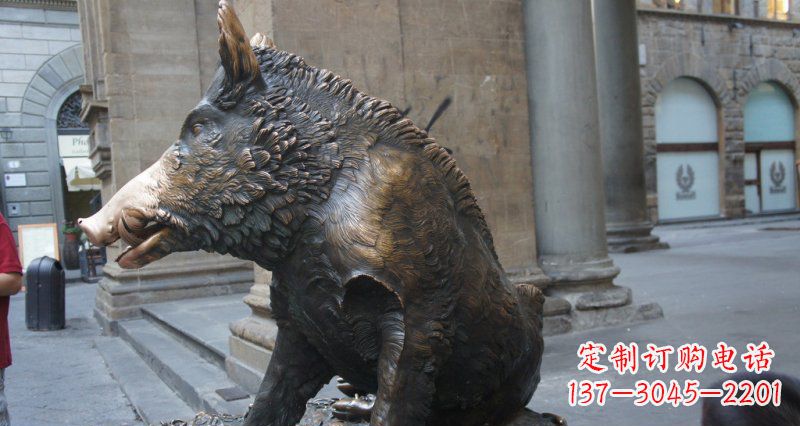 贵州野猪雕塑给步行街带来美丽风景