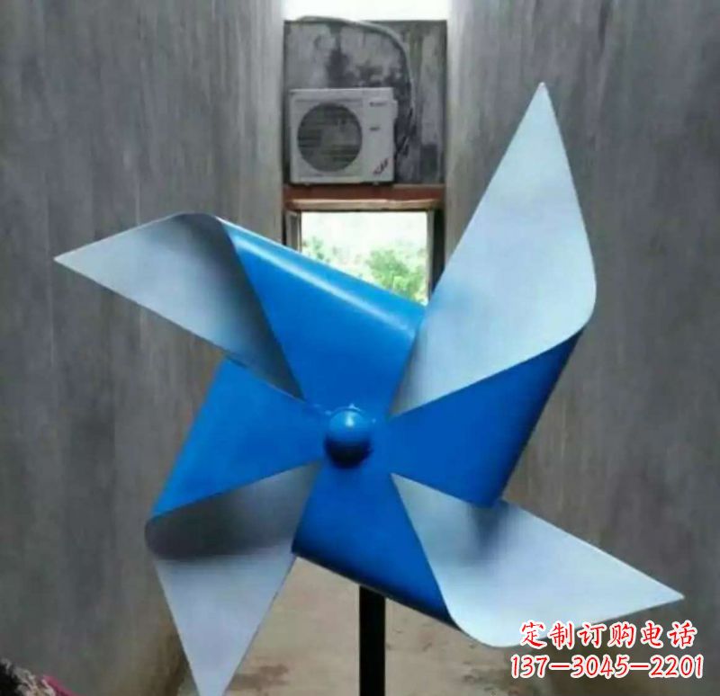 贵州色彩斑斓的不锈钢风车雕塑