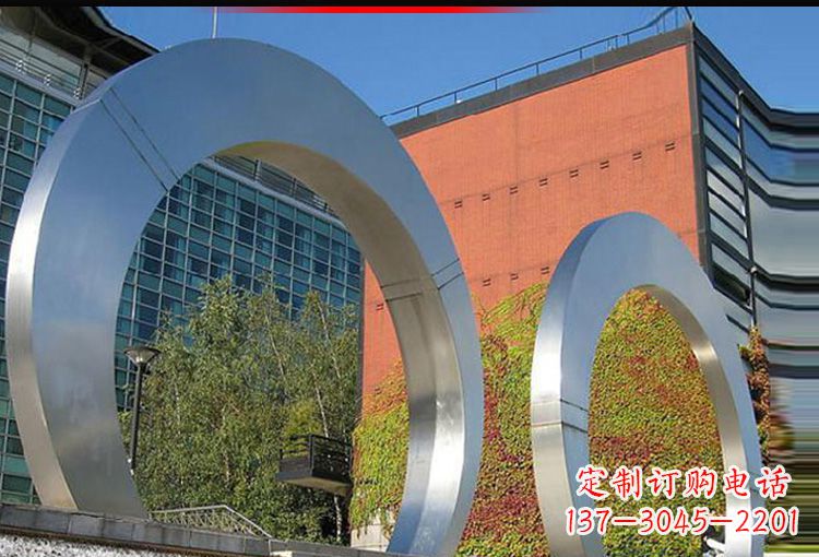 贵州城市空间里的不锈钢圆环雕塑