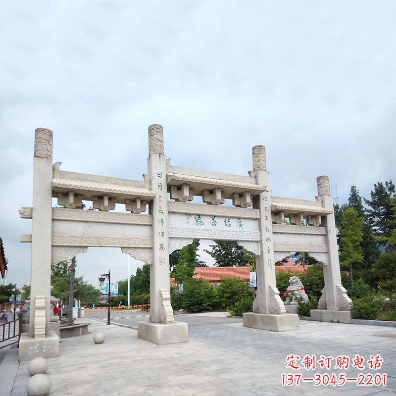 贵州城市街道上的牌坊雕塑