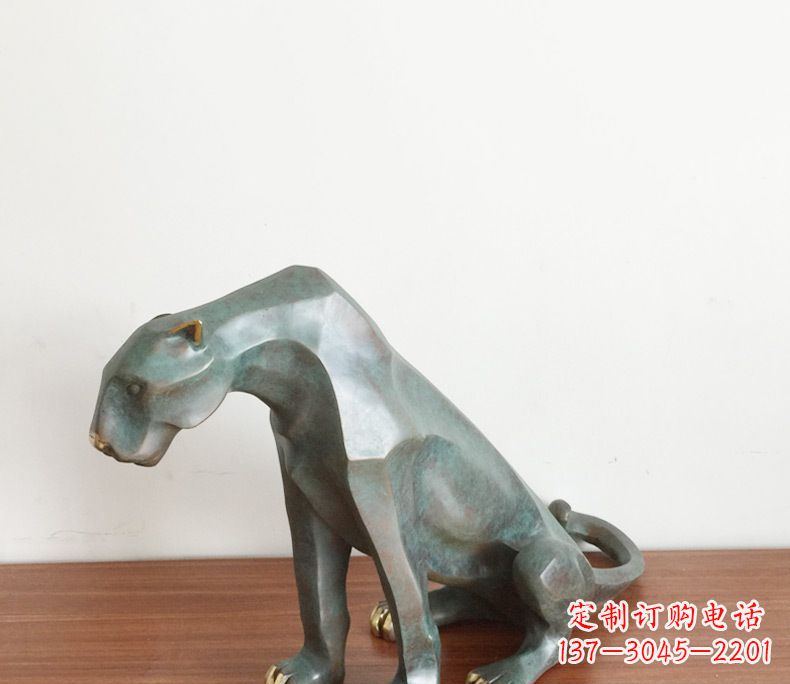 贵州绚丽多彩的豹子动物铜雕