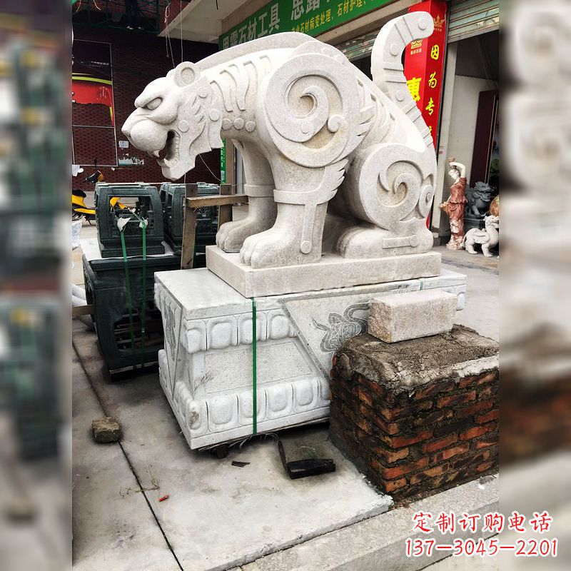 贵州大理石广场大门上的精美豹子雕塑