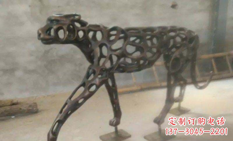 贵州珍贵的豹雕塑——金钱豹公园的标志
