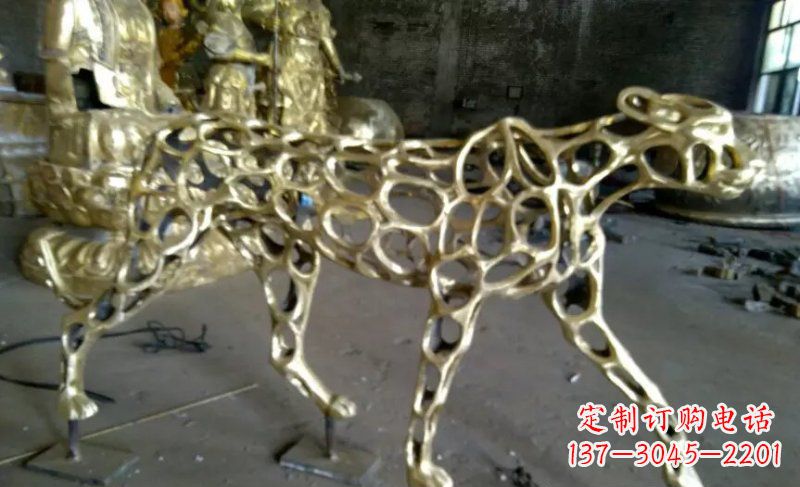 贵州静谧的金钱豹雕塑