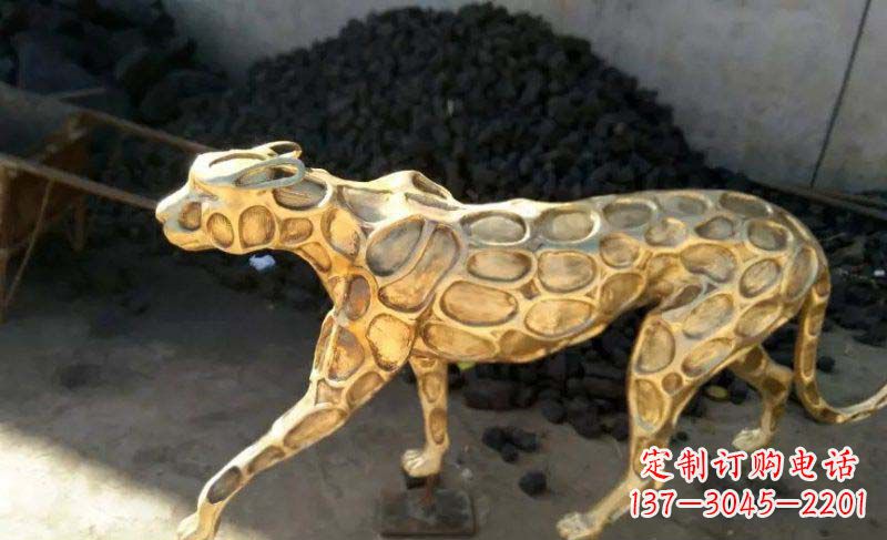 贵州雄健的豹雕塑