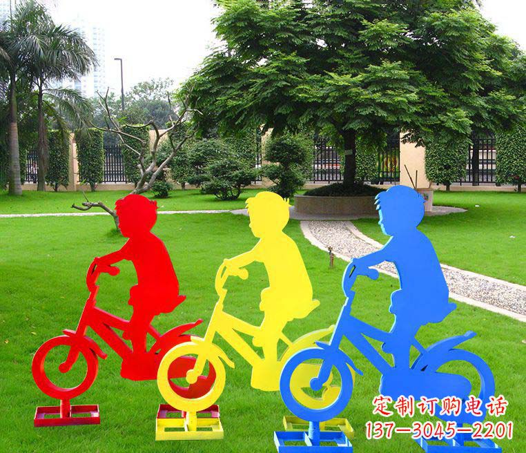 贵州青春无悔——一尊男孩骑车雕塑