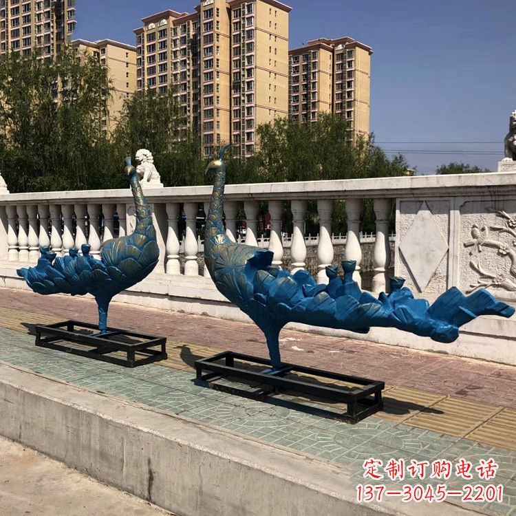 贵州珠翠集精美孔雀雕塑