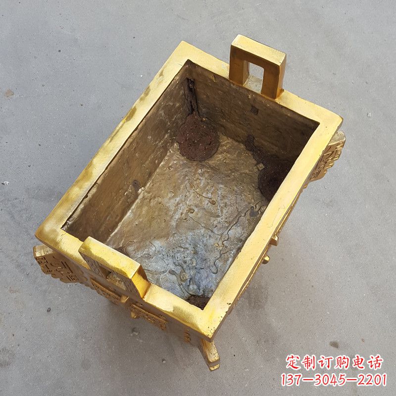 贵州以纯铜铸造的金色香炉鼎