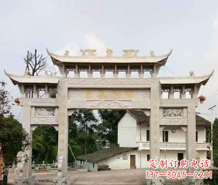 贵州村口三门石雕牌楼精美的雕塑杰作