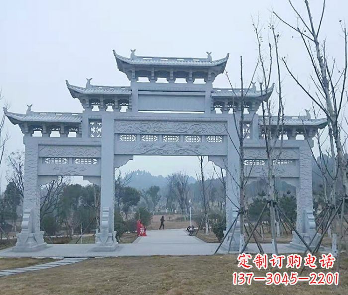 贵州村口三门石雕牌楼古朴华丽