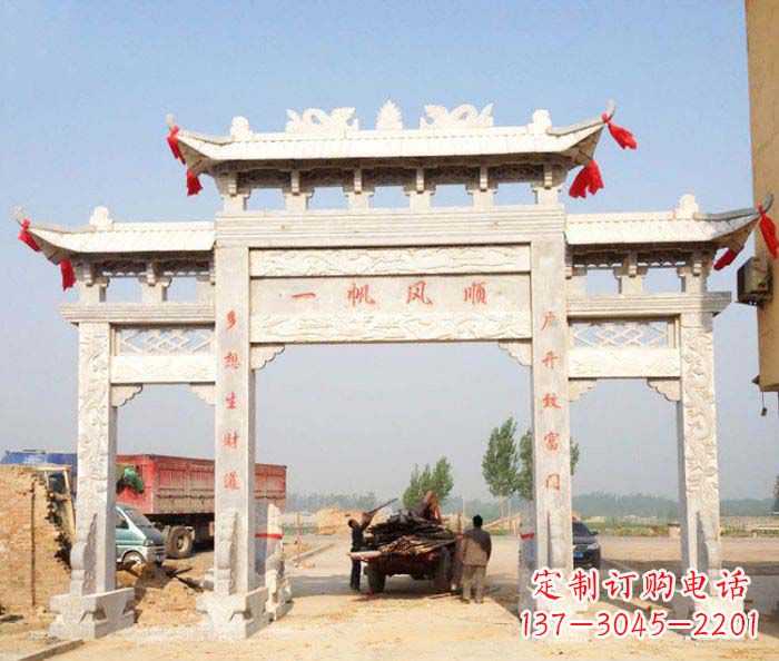 贵州村庄大理石三门牌坊石雕。