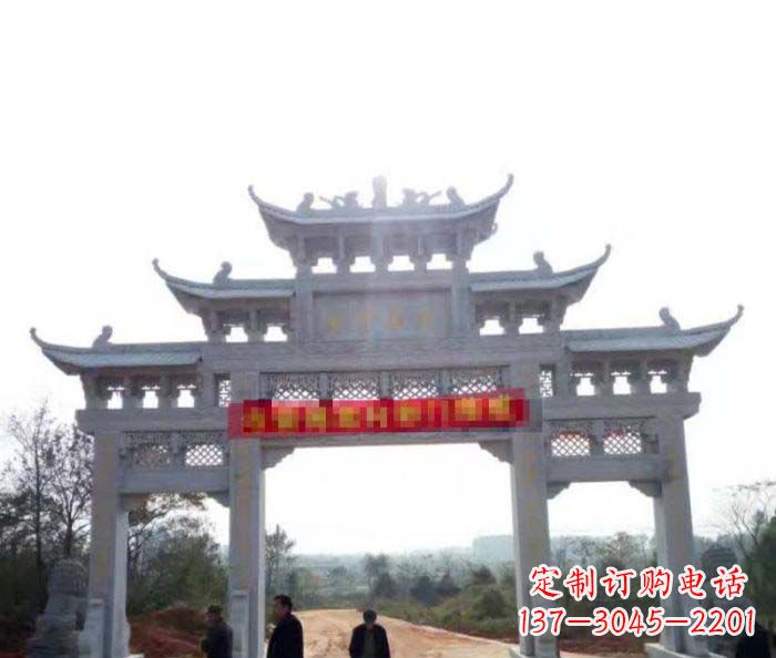 贵州三门石雕牌楼古老而精美的雕塑