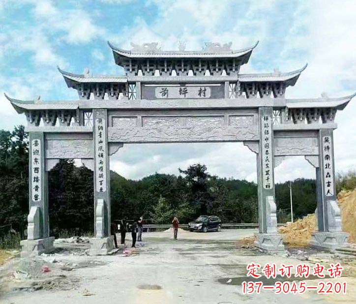 贵州村庄三门石牌坊石雕的内容。