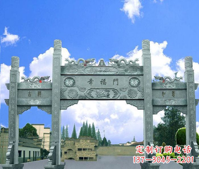贵州村庄三门牌坊的雕塑之美