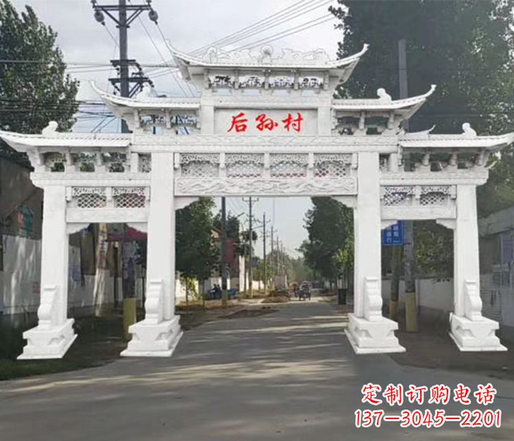 贵州精巧古朴的村庄牌坊石雕