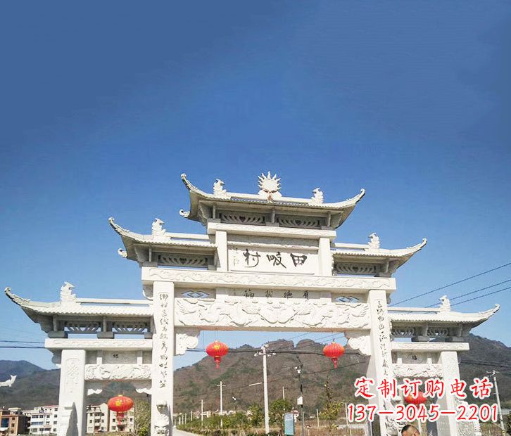 贵州村庄的牌坊雕塑