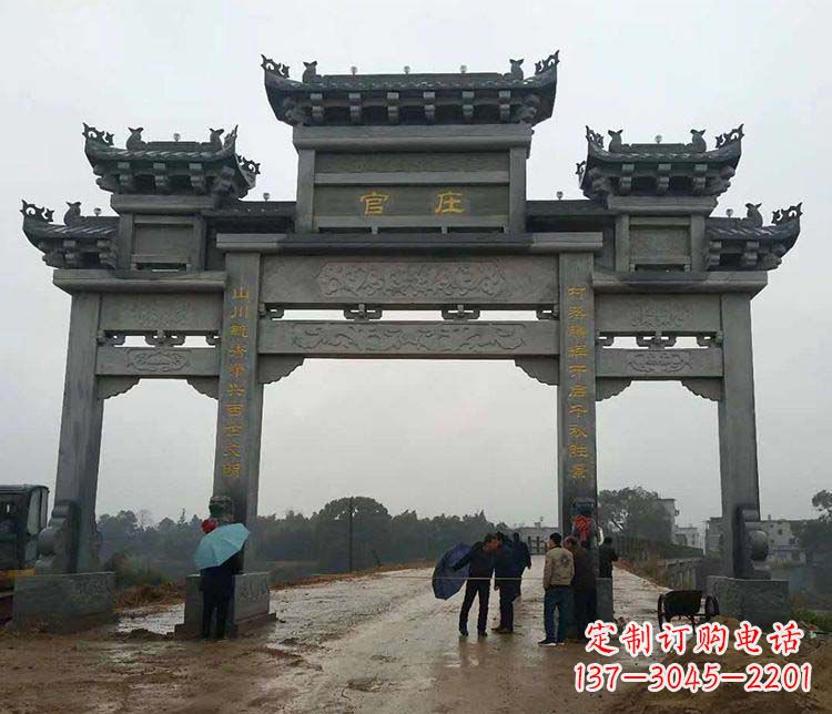 贵州村庄牌坊雕塑传承古老文化
