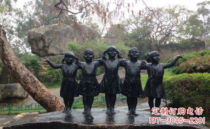 贵州搭肩的儿童人物铜雕