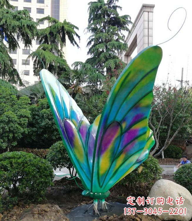 贵州华丽璀璨的蝴蝶彩绘雕塑