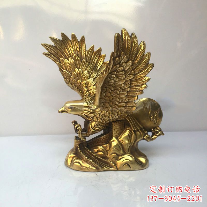 贵州高雅迷人的镀金铜老鹰雕塑