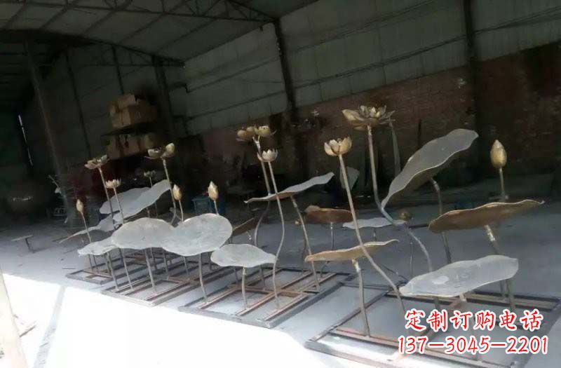 贵州精美锻铜荷花荷叶雕塑
