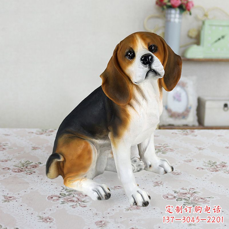 贵州玻璃钢蹲姿仿真比格犬雕塑