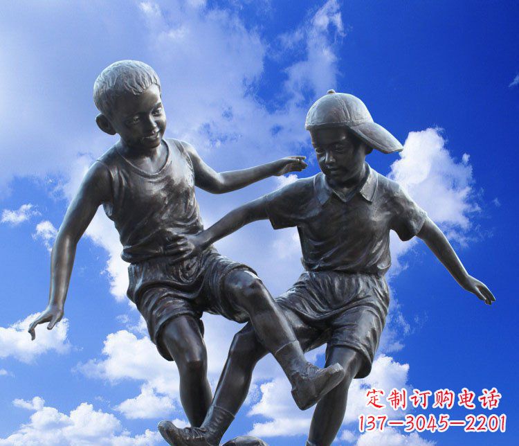 贵州校园玻璃钢仿铜儿童踢球景观雕塑