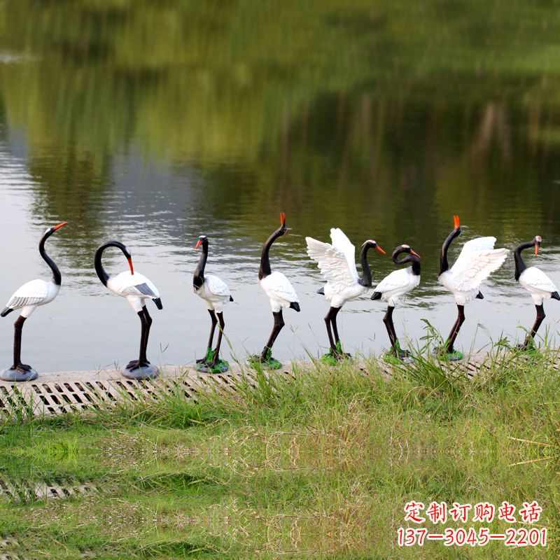 贵州仿真仙鹤玻璃钢水景雕塑摆件-公园水池水塘琥珀动物雕塑