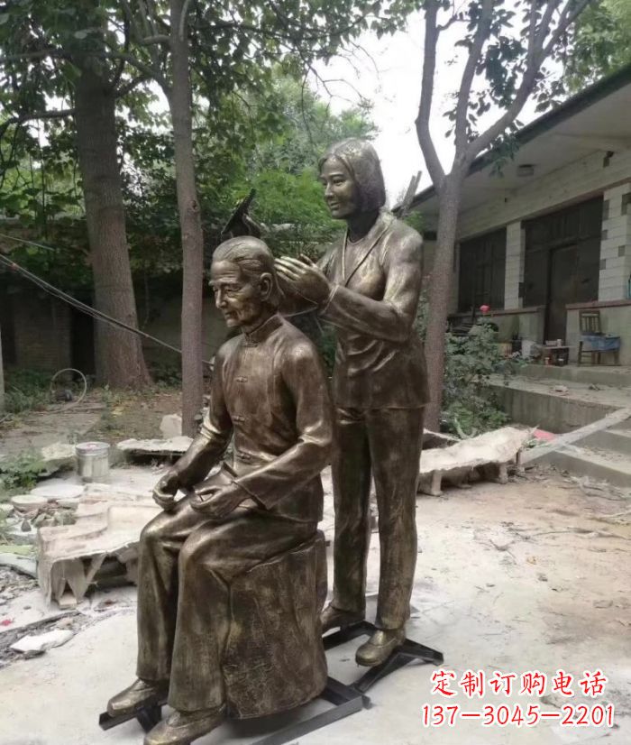 贵州给母亲梳头人物铜雕 (2)