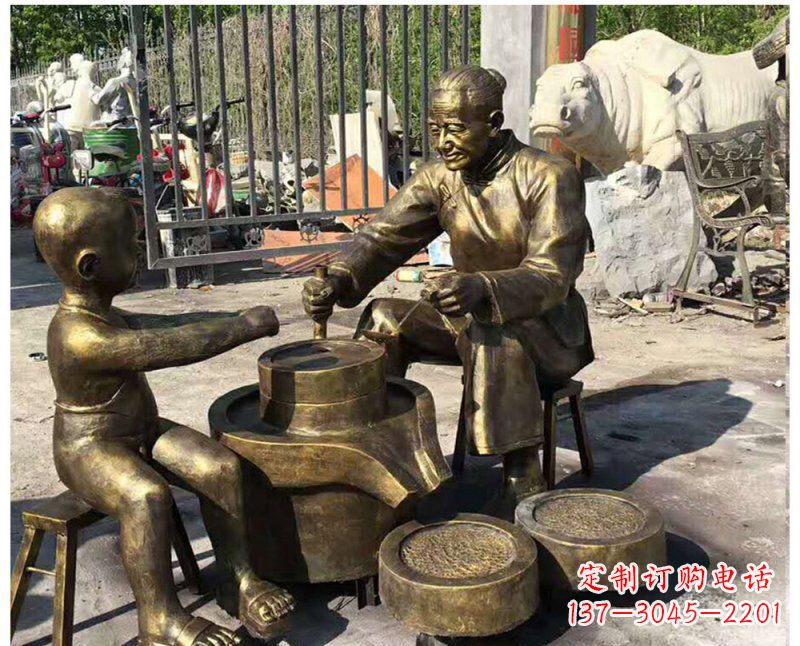 贵州传承传统,细节丰富的把老人磨豆浆雕塑