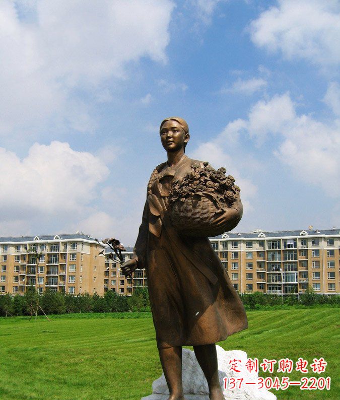 贵州传统精美少数民族雕塑——抱花篮的少数民族女孩