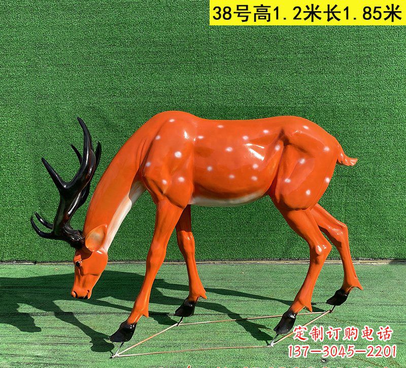 贵州以玻璃钢精心制作的梅花鹿雕塑