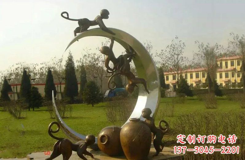 贵州不锈钢猴子拉月亮雕塑