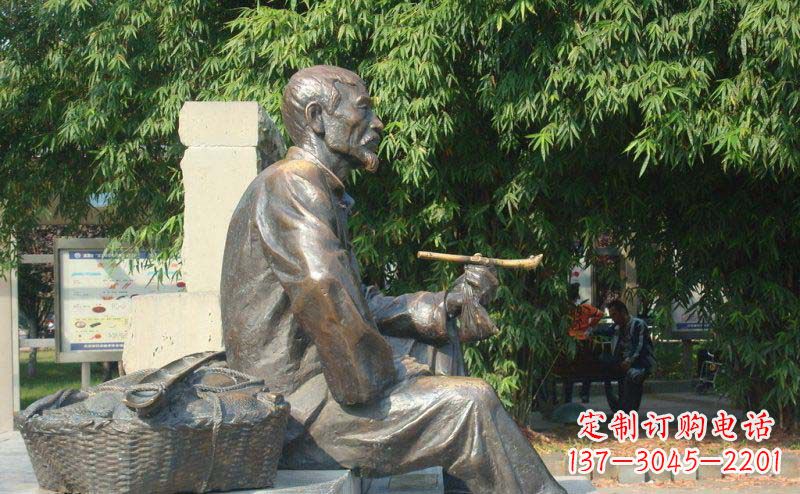 贵州老人小品铜雕抽袋烟的智慧与景仰