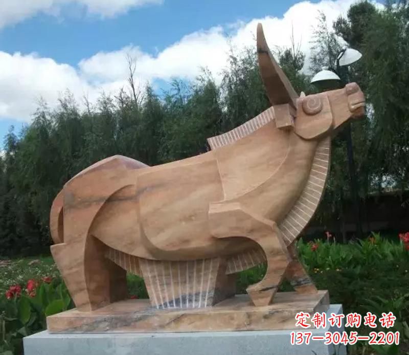 贵州公园抽象动物牛石雕
