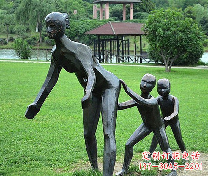贵州公园抽象老鹰捉小鸡人物铜雕