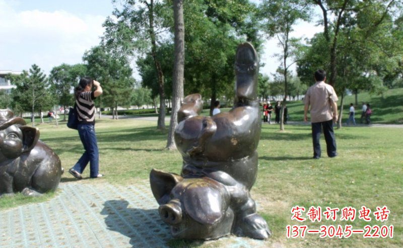 贵州公园倒立的猪动物铜雕