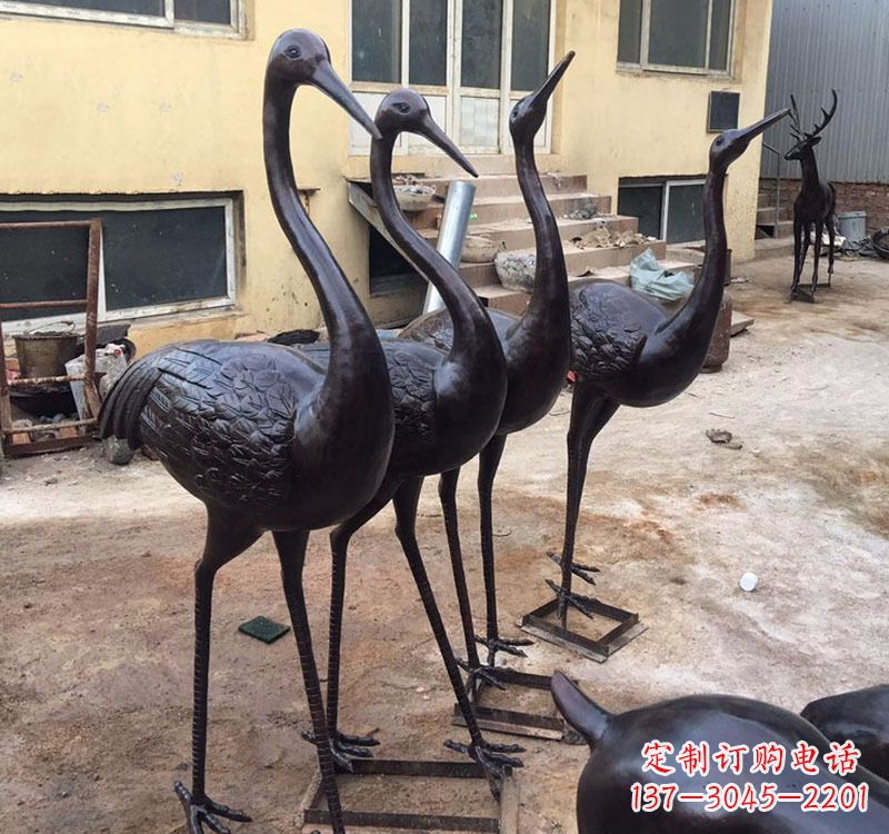 贵州雕刻精致灵动的丹顶鹤铜雕