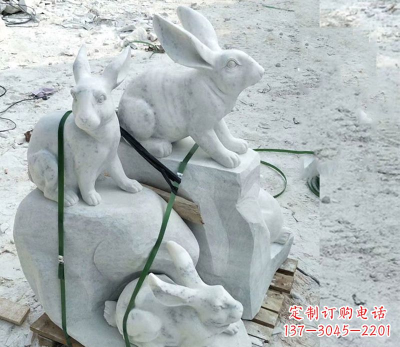 贵州活泼可爱的兔子雕塑