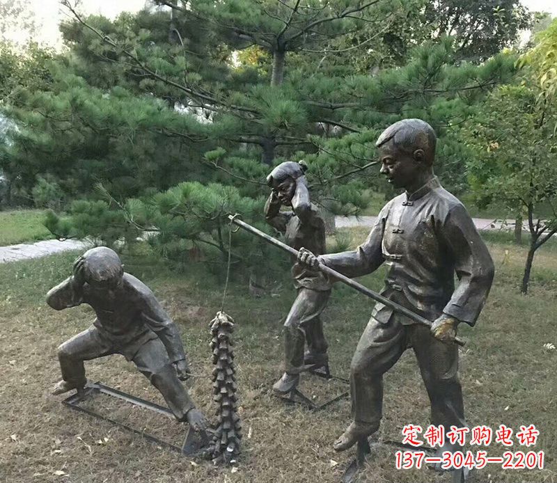 贵州公园放鞭炮的儿童铜雕