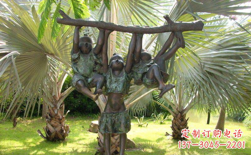 贵州公园扶着树枝玩耍的儿童小品铜雕