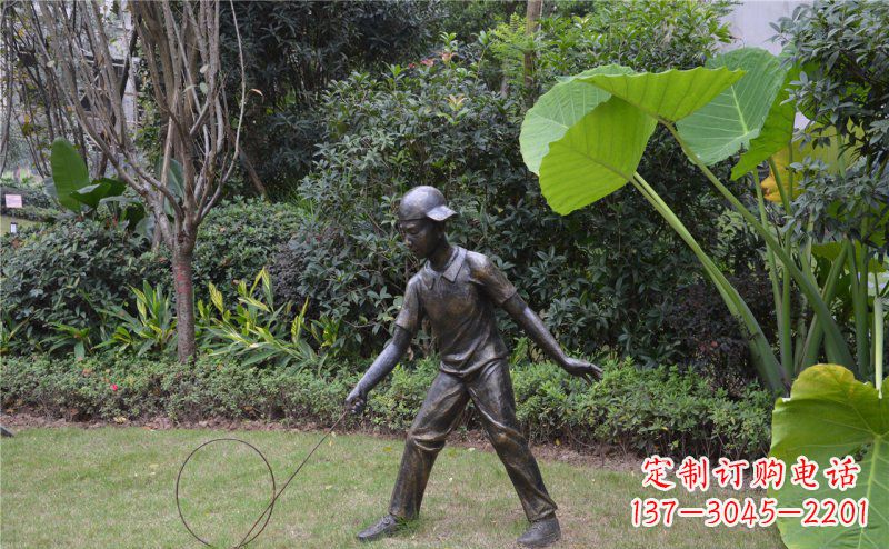 贵州铜雕“小男孩滚铁环”