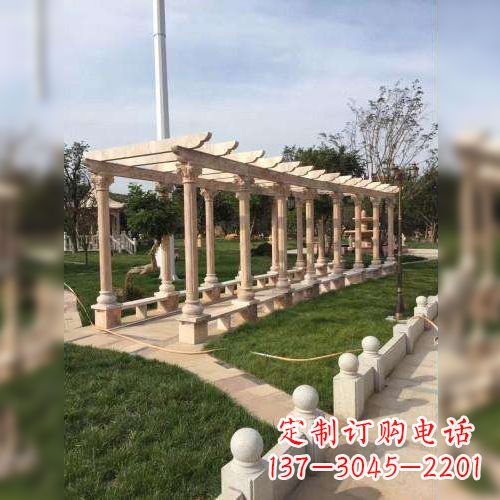 贵州增添公园美景的长廊石雕