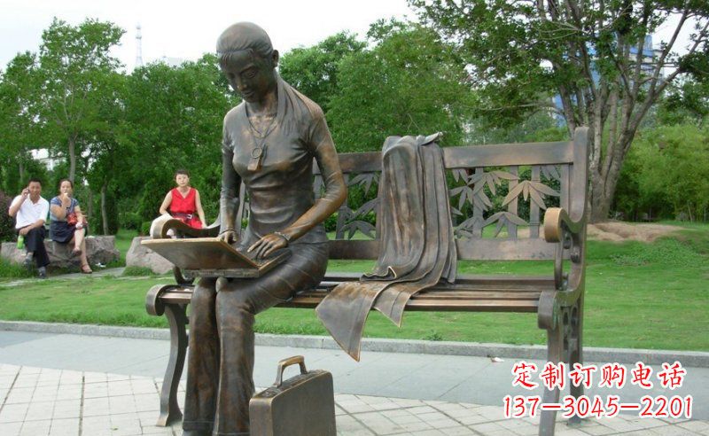 贵州公园看电脑的女孩人物铜雕