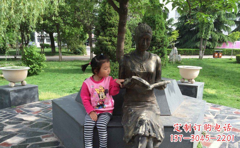 贵州优雅可爱的女孩铜雕