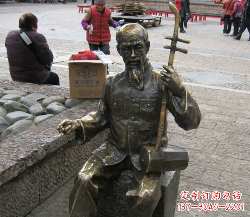 贵州精美绝伦的「老人拉二胡铜雕」