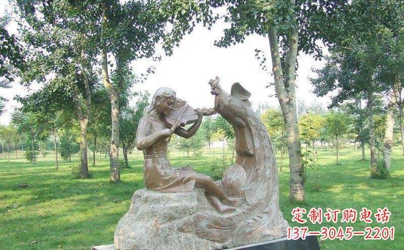 贵州公园拉小提琴的女孩和凤凰景观铜雕