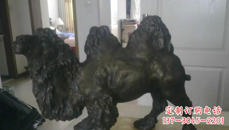 贵州室外骆驼铜雕塑,为公园景观增添美感